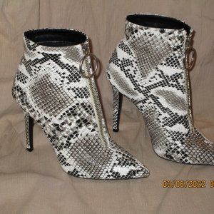 Venus, size 7, snake print, heeled boot